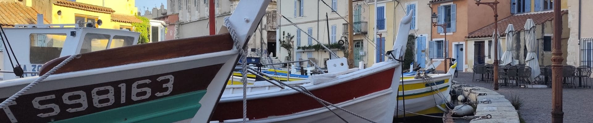 Conseils pour visiter Martigues, vente de produits souvenirs locaux, réservations de visites et activités pour profiter du territoire