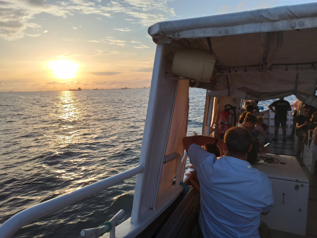 Balade en bateau au coucher de soleil