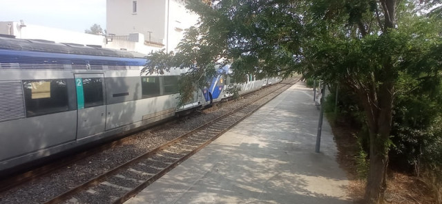 Le train de la Côte Bleue depuis la gare de Martigues