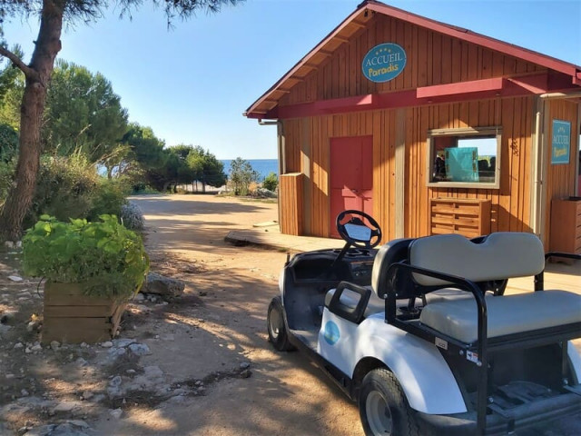 Visite des décors de la série télévisée Camping Paradis
