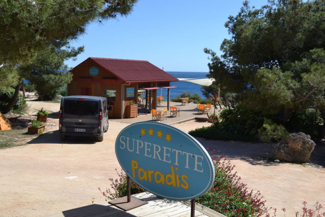 Visite des décors de la série télévisée Camping Paradis