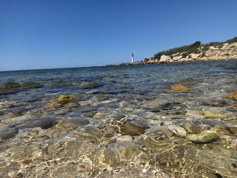 Los pies en el agua ? - © Otmartigues / KarimK Los pies en el agua ?
