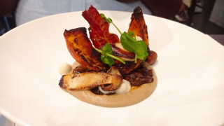 Assiette raffinée du restaurant Le Garage pour un repas romantique lors de la Saint-Valentin. Présentation sobre et élégante dans une assiette creuse d'un restaurant à Martigues - © Otmartigues / MyriamF Menu de la Saint-Valentin pour le 14 février. Repas au restaurant Le Garage représentant une entrée gourmande et servi avec élégance dans une assiette creuse et blanche