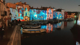 Le Miroir aux Oiseaux habillé de lumières avec un mapping de fêtes à la nuit tombée. De jolies couleurs pour fêter les fêtes de fin d'année