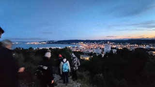 Martigues Illuminée, randonnée traditionnelle de Noël de Martigues. Proposée par l'Office de Tourisme de Martigues. - © Otmartigues / MyriamF Participants à la randonnée traditionnelle de Noël à Martigues organisée par l'Office de Tourisme de Martigues. Montée jusqu'à la chapelle de Notre-Dame-des-Marins pour un point de vue culminant de Martigues