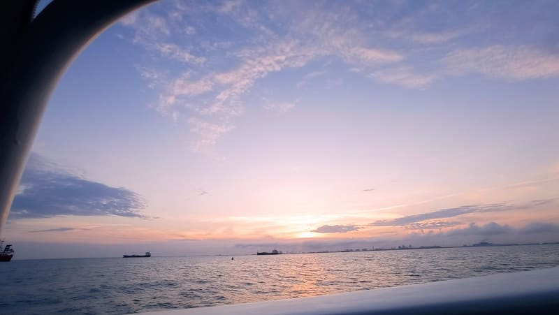 Vue du coucher de soleil depuis un bateau en mer méditerranée lors de la balade proposée par l'Office de Tourisme de Martigues
