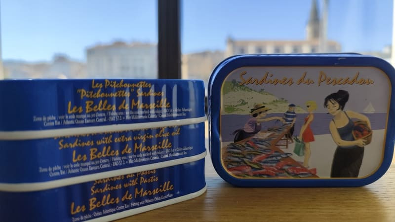 Conserve de sardines de la conserverie Ferrigno avec un design de scènes provençales