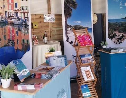 Stand de l'Office de Tourisme de Martigues avec mise en avant de sa documentation lors du salon des agricultures de Provence. L'environnement en bois montre l'aspect rustique du lieu