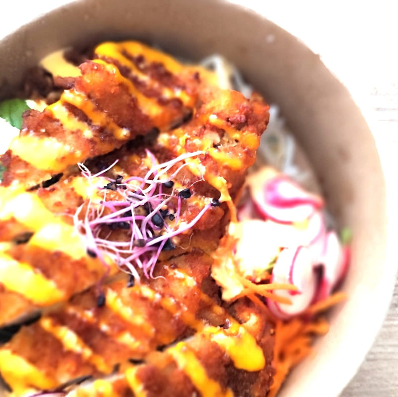 Assiette poka bowl ou burger gourmand proposé pour la Saint-Valentin au restaurant Le Gaillard à Martigues