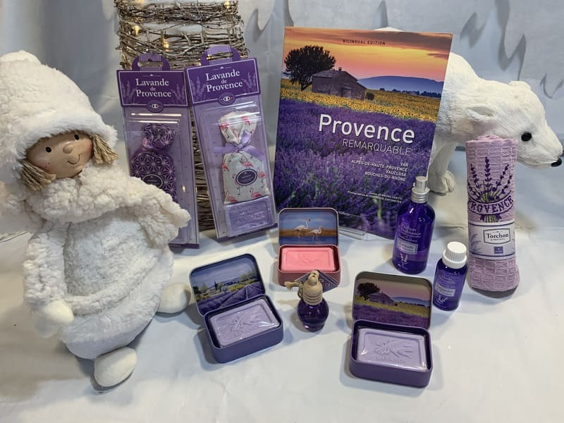 Mise en avant de la gamme Esprit Provence dans des couleurs violettes. Savons dans leur boîte, pochons de lavandes, torchons, senteurs d'ambiance mettent à l'honneur notre région.