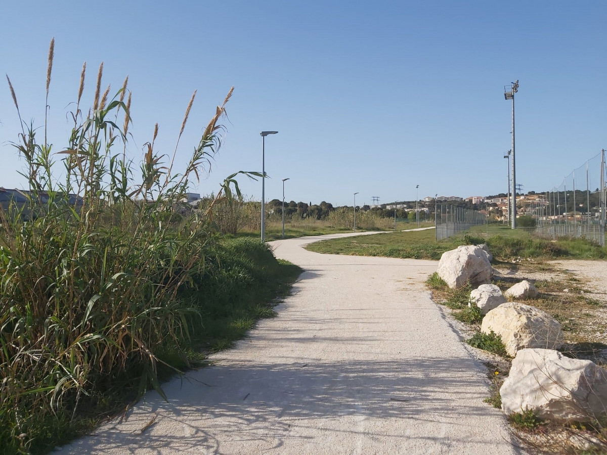La vía verde del centro de la ciudad a Croix-Sainte_Martigues