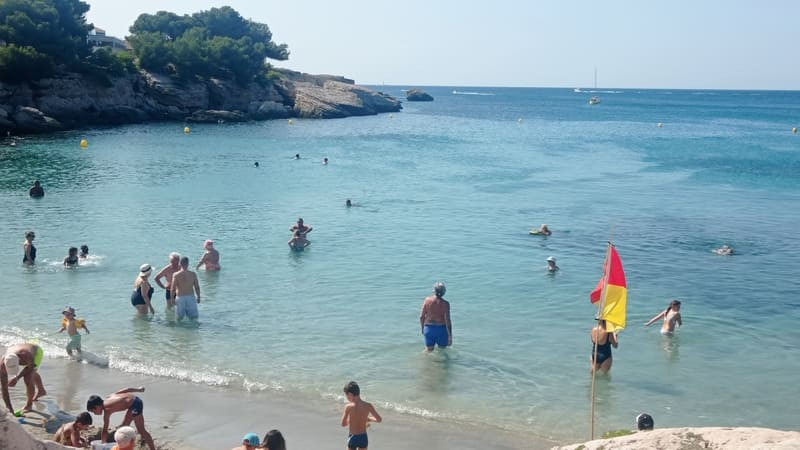 Baignade à la plage de Carro, plage surveillée pour les familles. Plage de sable et jardin adapté aux enfants, à l'entrée du port de Carro, Martigues