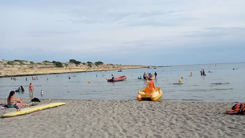 Bewachter Strand von La Couronne, Martigues, für einen entspannten Moment mit der Familie und den Kindern. Im Sommer können am Strand Tretboote und Stand-up-Paddle-Boards gemietet 