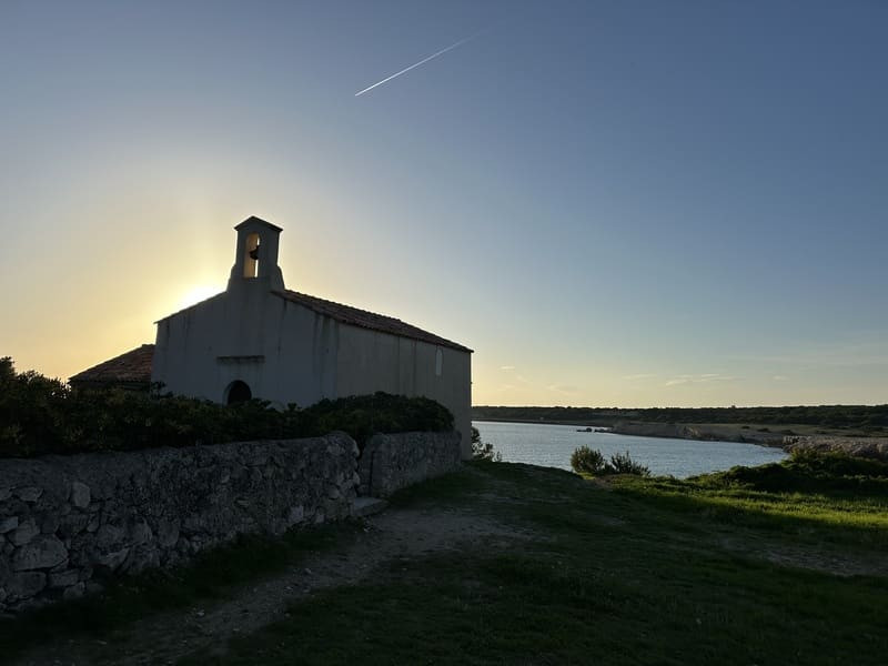 Chapelle de Sainte-Croix au coucher de soleil - © Otmartigues / MelissaE Chapelle de Sainte-Croix qui surplombe la plage de la Côte Bleue. Point de vue au coucher de soleil face au restaurant Les Ombrelles à proximité du Camping Le Mas