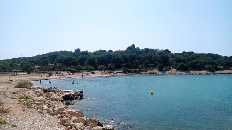 Laurons Beach in Martigues, located on the coastal path with sea views. A hiking route heading towards the port of Carro, following the coastline of the Côte Bleue