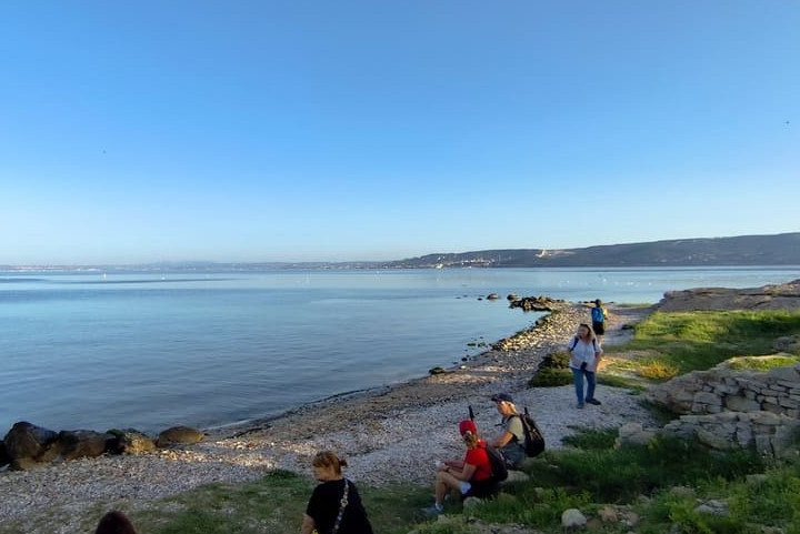 Blick auf den Étang de Berre vom Die archäologische Stätte Tholon und der Wanderweg GR13, der durch das Zentrum von Martigues führt.