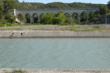 Pont-aqueduc du canal de Marseille près de Charleval (probablement Valbonnette). Au premier plan, le canal EDF.