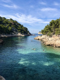 Baigneurs dans la calanque
