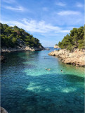 Baigneurs dans la calanque