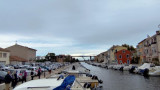 Participantes en un paseo urbano por el canal de Saint-Sébastien en Martigues. Hay barcos amarrados a ambos lados. Se ven casas con diferentes fachadas en el muelle derecho. La fot - © Otmartigues / MyriamF Un paseo urbano guiado por el centro de la ciudad, centrado en el agua dulce de Martigues. Un paseo ofrecido por la Oficina de Turismo de Martigues cada primavera.