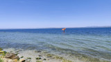 Vista del Étang de Berre desde el Parque La Rode en Martigues. Paisaje natural con windsurfistas para un día refrescante durante una visita a Martigues.