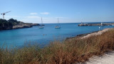 Coastal path along the Côte Bleue with views of boats moored in the middle of the Mediterranean Sea. A lovely seaside walk for families with children.