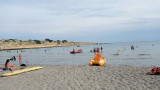 Plage surveillée de La Couronne, Martigues pour un moment détente en famille avec des enfants. Activités de pédalos et stand-up paddle en location sur la plage en été