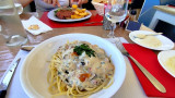 Hausgemachtes Mittagessen im Restaurant Clubhaus in Martigues. - © Otmartigues / MyriamF Mittagessen mit frischen, regionalen Produkten im Clubhaus Les Flots Bleus, einem Restaurant am Hafen von Martigues mit Blick auf den Étang de Berre.