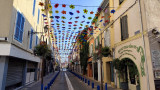 Wandering through the center of Martigues—easily accessible on foot when visiting by motorhome—with shops, restaurants, and tourist sites nearby