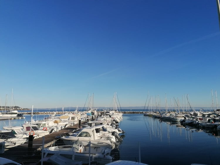 Club house, restaurant du port-vue sur l'étang