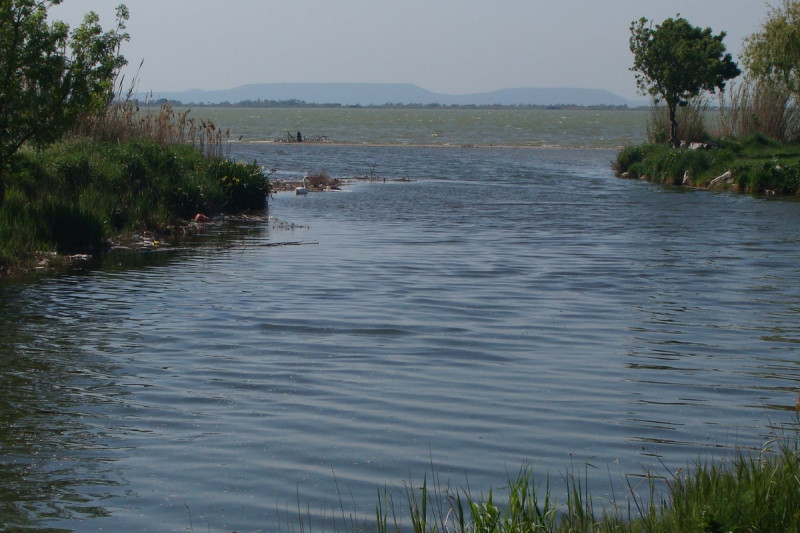 L'embouchure de la Cadière, à Marignane (Bouches-du-Rhône). L'étendue d'eau au second plan est l'étang de Bolmon. Au fond, le cordon du Jaï.