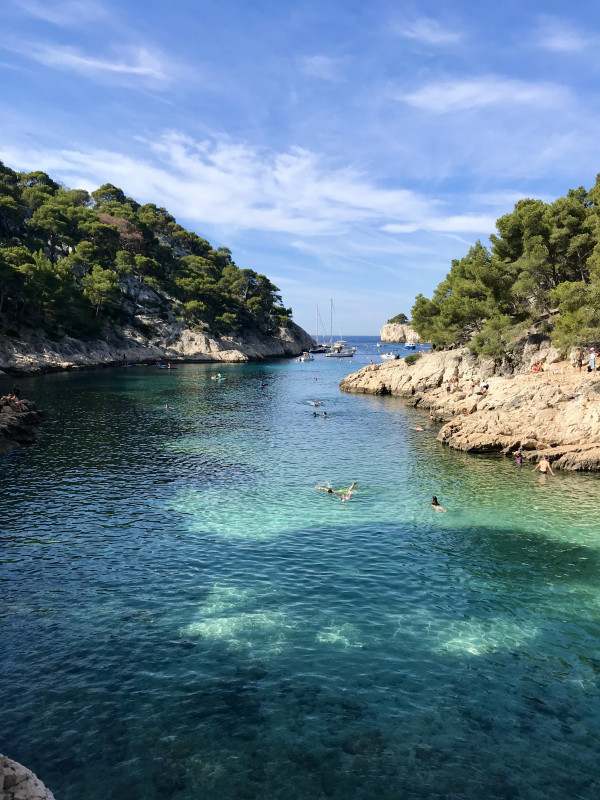 Baigneurs dans la calanque