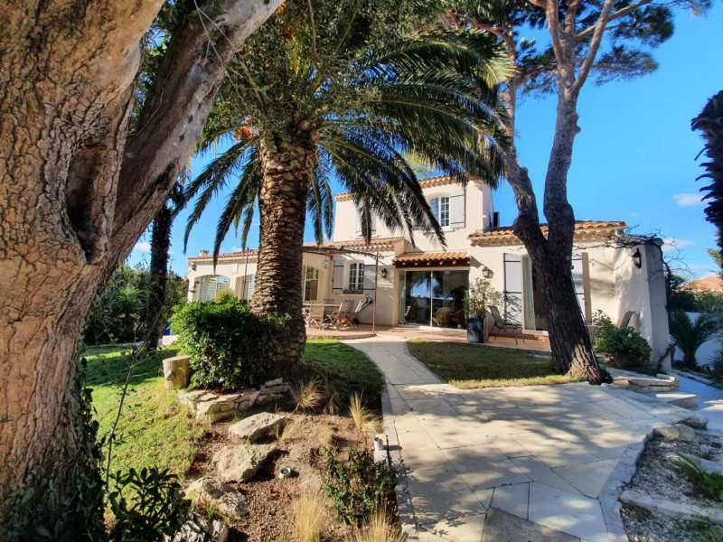 Chemin entre la piscine et la villa Chemin entre la piscine et la villa