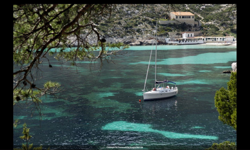 Voilier dans la calanque de Sormiou Marseille Voilier dans la calanque de Sormiou Marseille