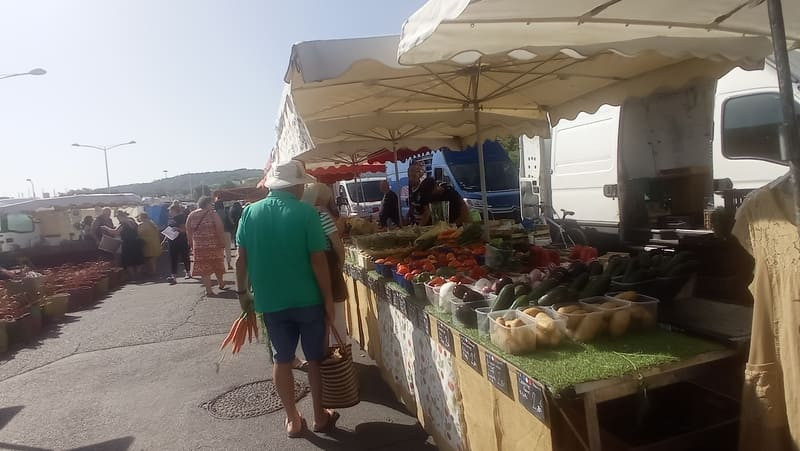 Martigues local market (Thursday and Sunday mornings): a Provençal market in the town center featuring fruit and vegetables, cheeses, olives, and tapenades