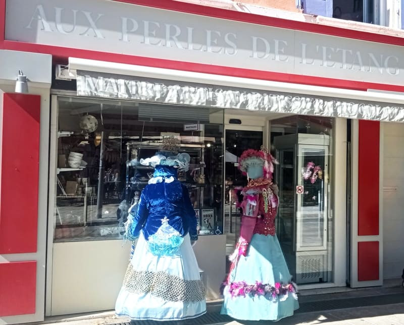 Das Geschäft des Chocolatiers JB Poitevin in Martigues, Les Perles de l'étang. Lokale Köstlichkeiten wie Tomettes (Schokoladenperlen), eine Spezialität aus Martigues.