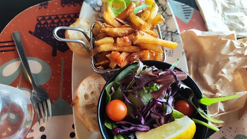 Eine Meeresfrüchteplatte, serviert in einem Restaurant an der Côte Bleue, als Mittagspause. Eine köstliche Idee, um sie mit Ihrem Partner oder Ihrer Partnerin während Ihres Besuchs