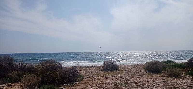 The Carro Greenway from the port to Les Laurons, Martigues. A seaside walk with coves suitable for families and young children. A safe, car-free pedestrian area with magnificent Cô
