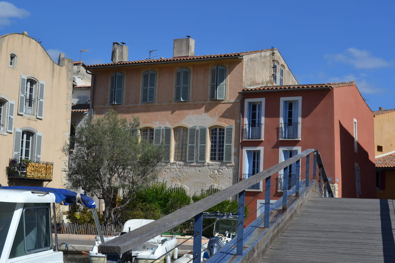 Colorful houses and boats moored in the port of the Île district. A must-see during your visit to downtown Martigues and the Treasure Hunter Box game, available at the Martigues To