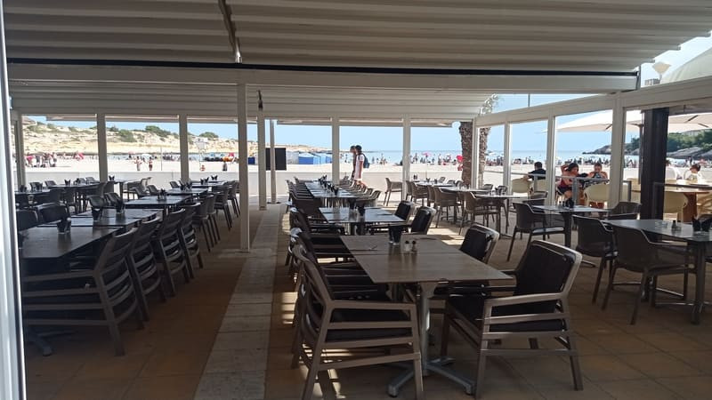 Seaside restaurant on La Couronne beach with a terrace and sea view for relaxing family moments in Martigues.
