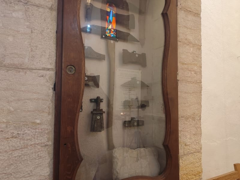 Outils des carriers de pierre de La Couronne, Martigues - © Otmartigues / MyriamF Outils des carrières de pierre exposés dans l'église de La Couronne sur le sentier de randonnée dédié aux anciennes carrières de pierre de La Couronne, Martigues