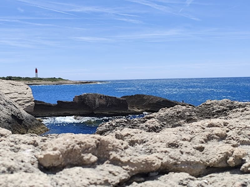 Sentier de randonnée des carrières de pierre, Martigues - © Otmartigues / MyriamF Randonnée sur le littoral de Martigues et sur les traces des carrières de pierre de La Couronne. Randonnée pour allier nature et patrimoine à Martigues
