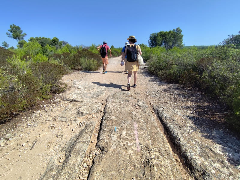 Sentier de randonnée sur les traces des carriers de pierre, Martigues - © Otmartigues / MyriamF Sentier de randonnée balisé sur les traces des carriers de pierre de Martigues. Au départ du village de la Couronne et passage dans le village de Carro