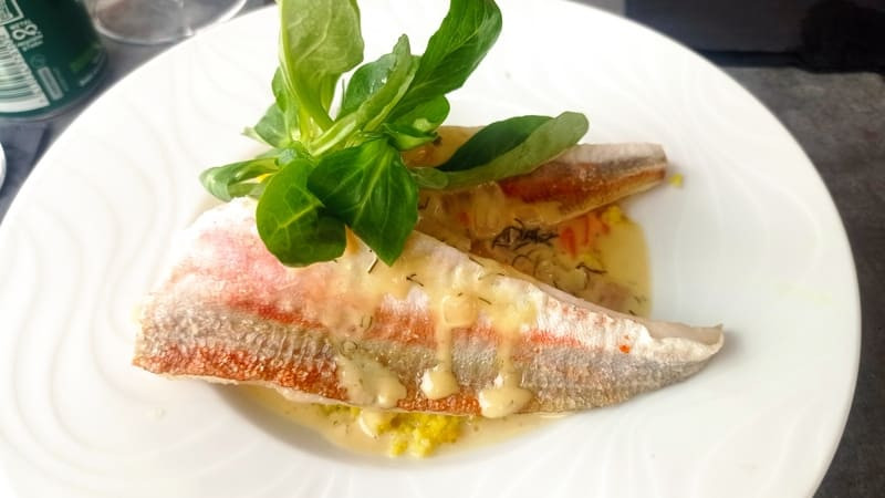 Homemade sea bream and vegetable dish prepared by Accadémia Caffé, located near the Miroir aux Oiseaux in Martigues