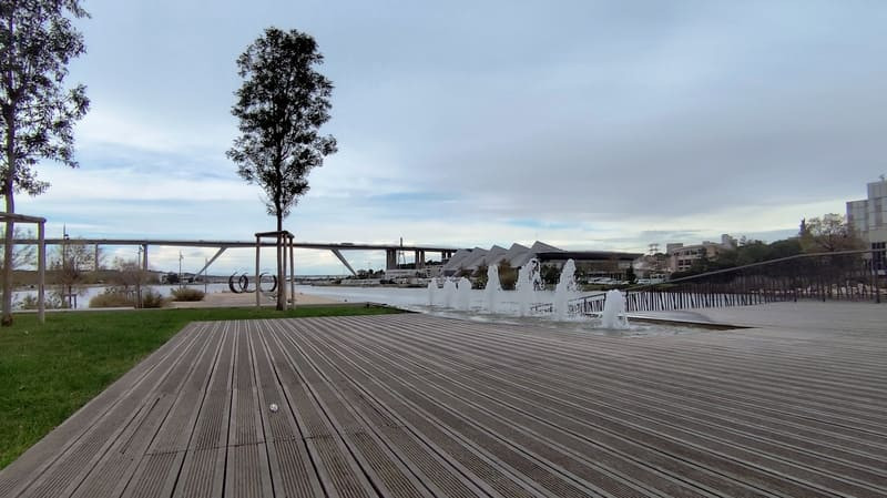 Water jets at Pointe San Crist facing the sea—a relaxing spot; a leisurely walk along the Martigues quays, canals, and the Étang de Berre lagoon