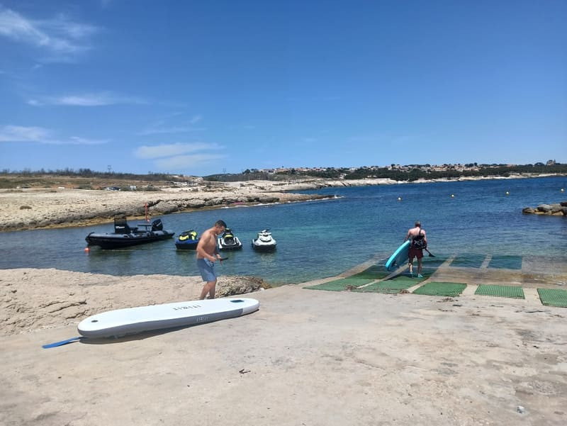 Base nautique Water Sport à Martigues sur les sentiers de randonnée - © Otmartigues / KarimK Base nautique Water Sports aux Tamaris à Sainte-Croix, Martigues. Location de kayak, paddle pour une pause fraîcheur lors d'une randonnée sur le Grand Sentier de la Côte Bleue