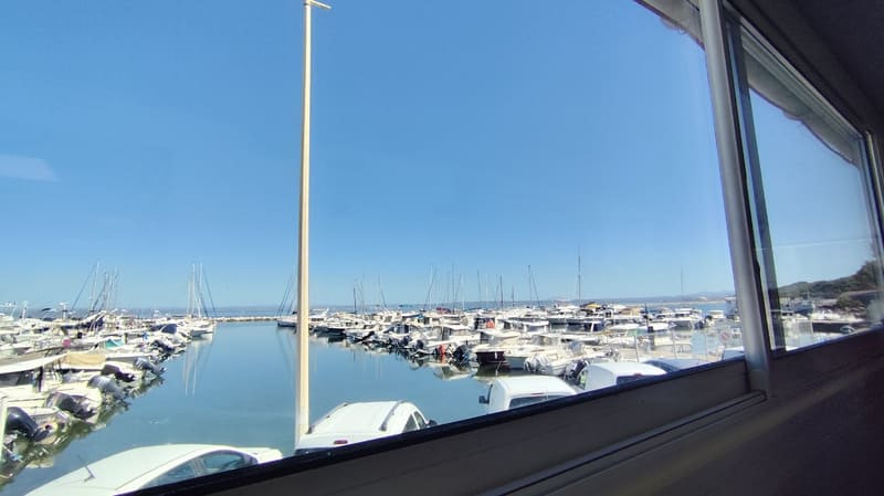 Blick auf den Étang de Berre vom Restaurant Clubhaus Les Flots Bleus in Martigues - © Otmartigues / MyriamF Blick auf den Étang de Berre (Lagune von Berre) während des Mittagessens im Clubhaus Les Flots Bleus in Martigues. Traditionelle, hausgemachte Küche in herzlicher und authentischer