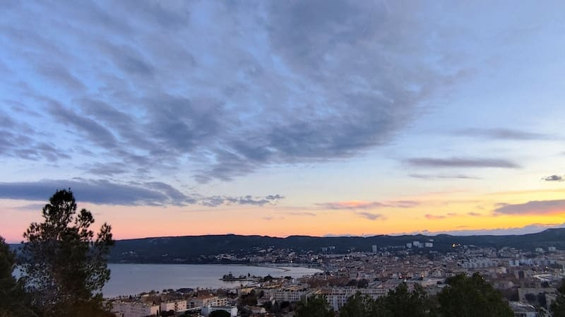 In den Bergen von Martigues - © Otmartigues / MyriamF Sonnenaufgang von der Kapelle Notre-Dame-des-Marins, hoch oben auf dem Hügel über Martigues. Ein ideales Wandergebiet im Herzen von Martigues.