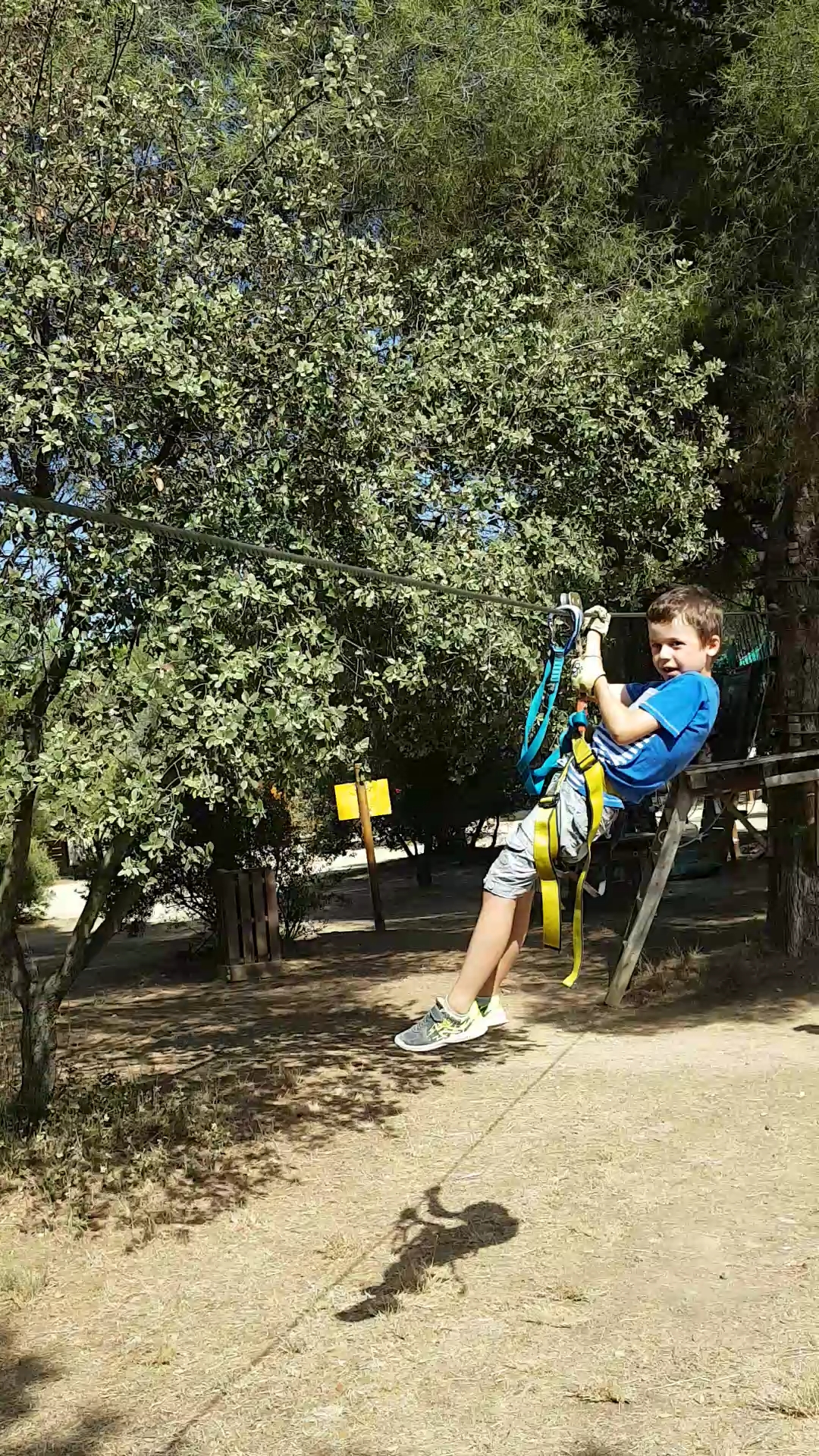 Escalada de árboles en el Grand Parc de Figuerolles - © Otmartigues / Delphine_lty