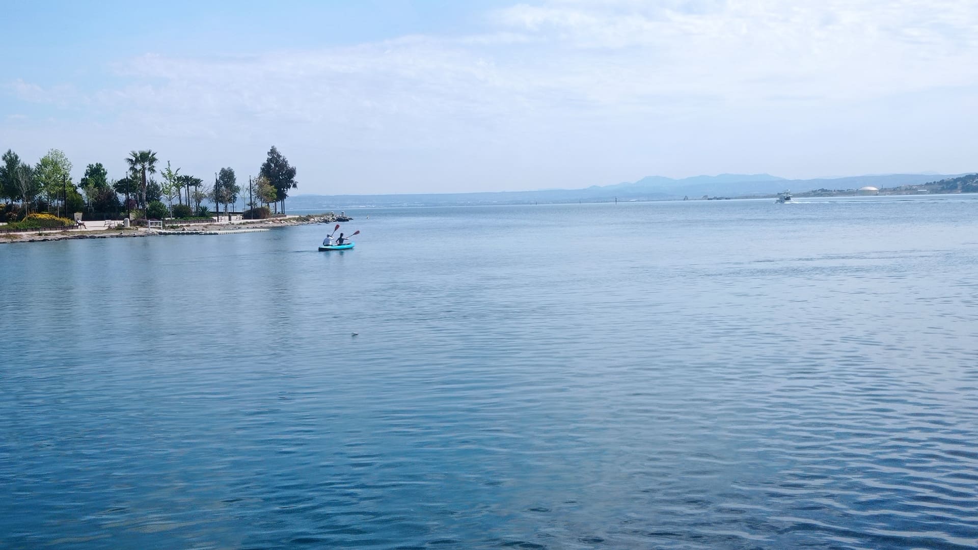 Canoeing and kayaking on the Etang de Berre from the Martigues canals. Slow tourism in Martigues, a relaxing moment, kayaking or paddleboarding, Martigues for a refreshing summer b - © Otmartigues / MyriamF